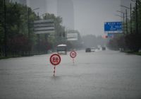 鄭州市民朋友們，暴雨期間請注意留意警示標志牌！
